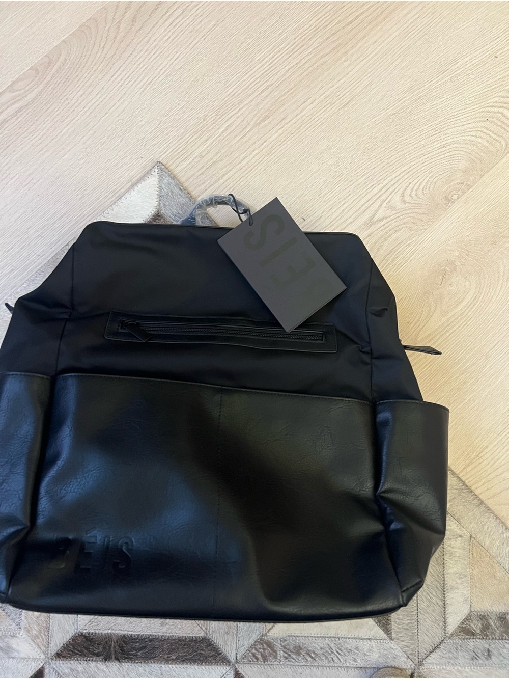 BÉIS The Backpack Diaper Bag - Picture 6 of 8